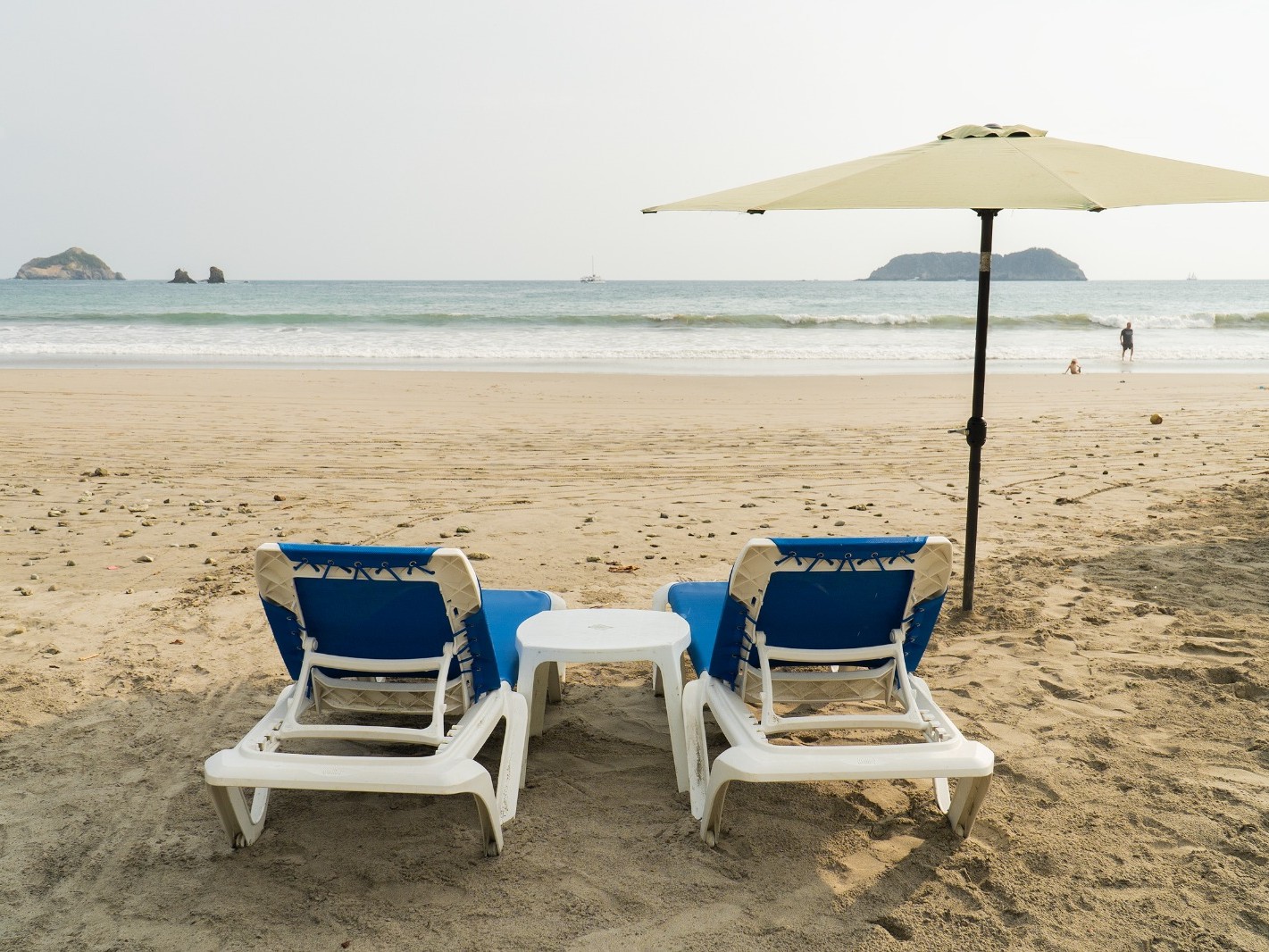 Dante's Beach Day setup with loungers and umbrellas on Playa Espadilla